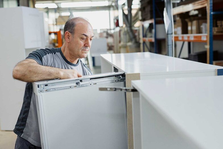 Es gibt sehr viele Arbeitsschritte und Handgriffe, die die handwerkliche Präzision der geschulten Mitarbeitenden erfordern.