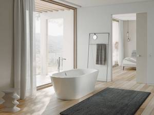 Multi-Talent: Die Funktion «Soundbox» verwandelt die Wanne aus glasiertem Titanstahl in einen einzigartigen Klangkörper, Unterwasserscheinwerfer sorgen für eine Farblichttherapie und die fliessende Innenform bietet dem Körper Entspannung. «Sella Shape» von Wilhelm Schmidlin.