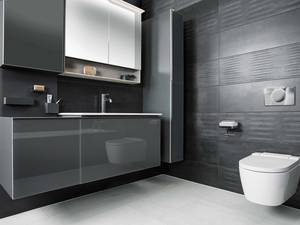 Spiegelnde Möbelfronten bringen überraschende Effekte ins Baddesign. Ein Extra an Komfort bringt beispielsweise die Zusatzbrause über der Badewanne: Sie ermöglicht ein Duscherlebnis mit Wellnesscharakter. Sabag.