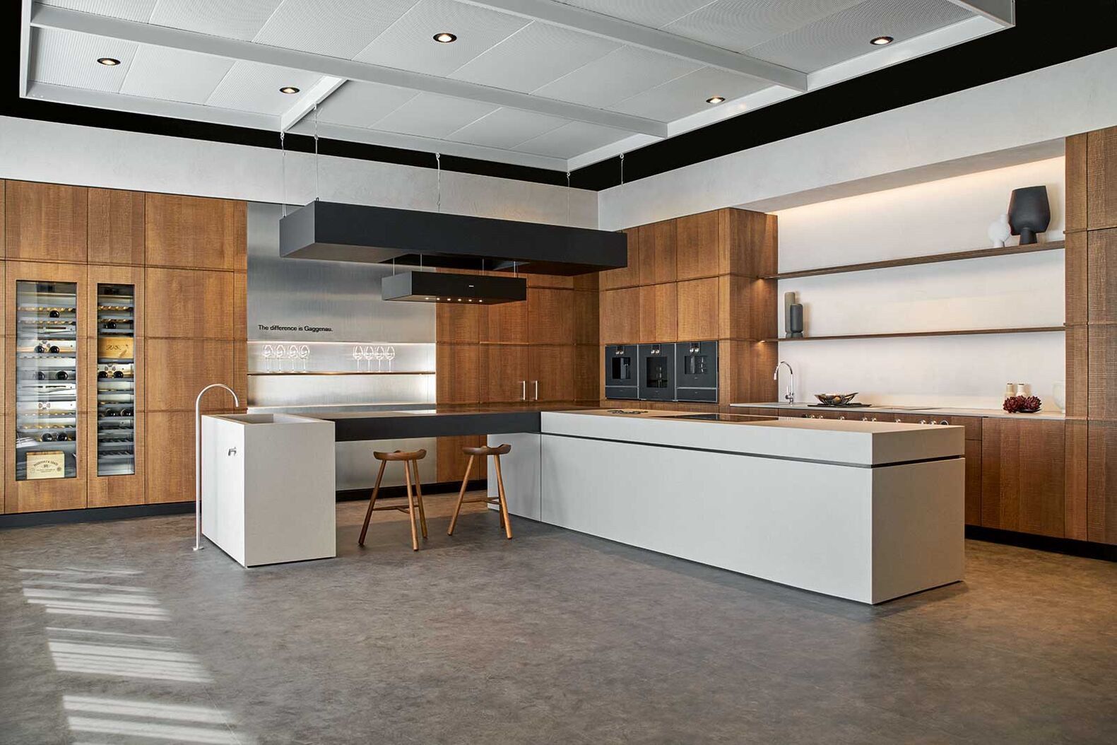 Aus drei wird eins: Im Showroom mit dem Namen «Ateliers der Inspiration» in Bern werden drei Marken unter einem Dach vereint: Bosch, Siemens und Gaggenau. Kunden erhalten Anregungen und können direkt erleben, wie die zukünftige Küche aussehen könnte. Im Zentrum stehen dabei moderne und smarte Hausgeräte, die das Leben erleichtern. BSH Hausgeräte AG (Gaggenau), www.gaggenau.com