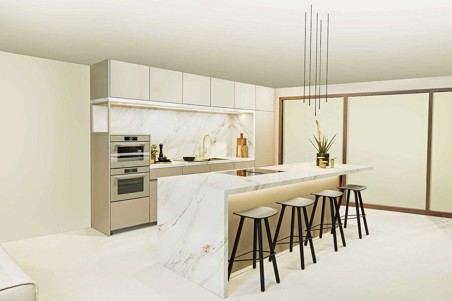 16 Standorte: Sabag bietet eine umfassende Produktpalette für den Bau und die Renovierung von Eigenheimen. An 16 verschiedenen Standorten, darunter Rothenburg, Baden-Dättwil, Biel, Neuenburg und Zürich werden Küchen, Badezimmer sowie Boden- und Wandbeläge präsentiert. Das Team hilft mit Kompetenz, Erfahrung und Leidenschaft, vor Ort die passenden Produkte zu finden. Sabag AG, www.sabag.ch