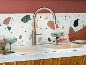 Wie eine gute Flasche Wein wird auch der Kochend-Wasserhahn Quooker in Messing Patina mit der Zeit  immer schöner: Die Patina verändert langsam ihre Farbe und wird stellenweise hell- oder dunkelbraun. Quooker Schweiz AG.