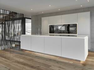 Die grifflosen Fronten unterstreichen den  minimalistischen Stil der Küche. Bei der schwebend  wirkenden Arbeitsplatte handelt es sich um den  Kunststein «Silestone Blanco Zeus». Furrer Küchen AG.