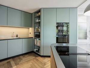 Diese Küche trägt den Namen «Le cœur de l’artichaut». Das «Artischockenherz» ist der essbare Blütenboden der Pflanze und gilt als Delikatesse. Die zarte Farbwahl harmoniert mit dem Fischgerätenparkett und den hellen Wänden des Altbaus. Die Kücheninsel bildet den Mittelpunkt des offenen Koch- und Essbereichs – das Herz des Raumes. Orea AG.