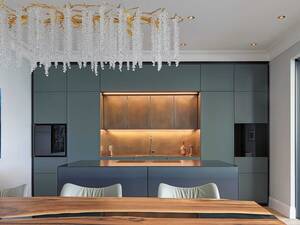 «Verde vivo» heisst diese Küche, die beim Swiss Kitchen Award Gold in der Kategorie «Bester Küchenumbau» gewann.Die durch­gehende Messingrückwand reflektiert das Licht und strahlt eine zeitlose Eleganz aus. Zusammen mit den petrolgrünen Fronten ist die Küche ein luxu­riöser Blickfang. Stuber Team AG.