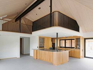 Die Küche heisst «Eichenpoesie» und zeigt, wie geschwungene Formen mit dem regionalen Holz zusammen harmonieren. Die besondere Ästhetik kommt von dem durchdachten Layout und dem Kontrast zum Edelstahl. Schreinerei Fehlmann AG.