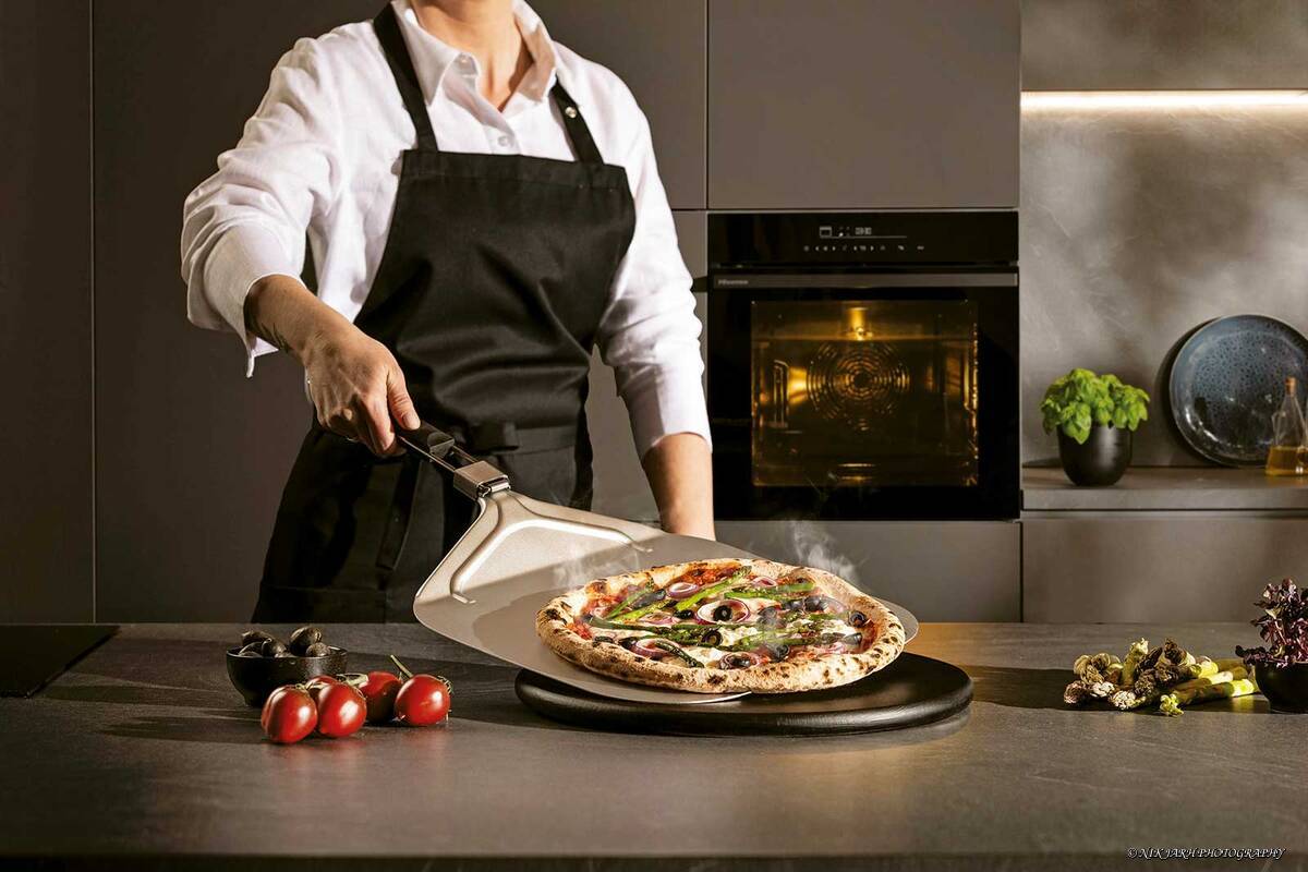 Das Geheimnis für eine richtig gute Pizza ist nicht der Steinofen im Garten – ein knuspriger Boden kann auch mit einem Backofen gelingen, der ordentlich Power hat. Der «Hisense»-Backofen hat eine Maximaltemperatur von 300 Grad und eine zusätzliche Air-Fry-Funktion. Fors AG.