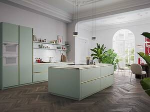 Bei diesem Umbau wurde die Küche auf die historische Architektur abgestimmt, ohne sich unterzuordnen. Das sanfte Salbeigrün und die Marmoroptik der Arbeitsplatte und der Rückwand fügen sich harmonisch in den Altbau ein, und die goldenen Griffmulden «linea» setzen edle Akzente. Veriset AG.