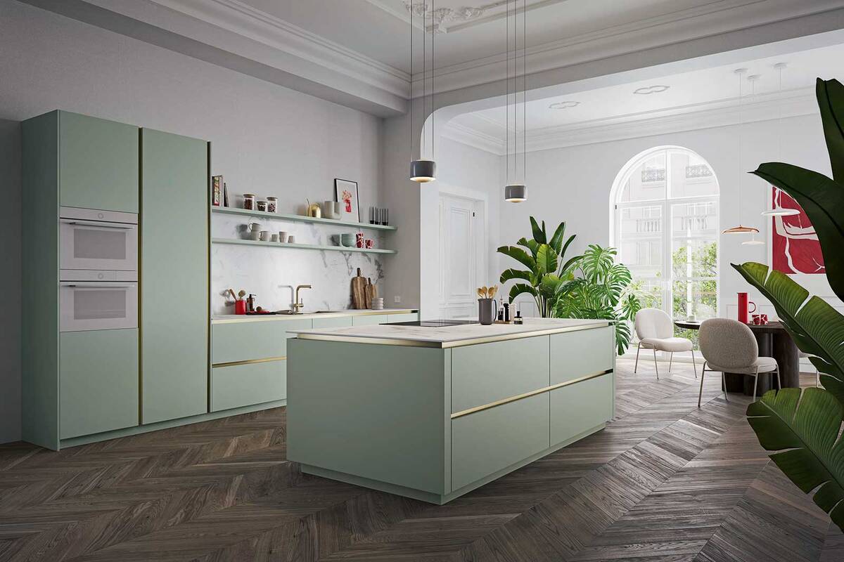 Bei diesem Umbau wurde die Küche auf die historische Architektur abgestimmt, ohne sich unterzuordnen. Das sanfte Salbeigrün und die Marmoroptik der Arbeitsplatte und der Rückwand fügen sich harmonisch in den Altbau ein, und die goldenen Griffmulden «linea» setzen edle Akzente. Veriset AG.