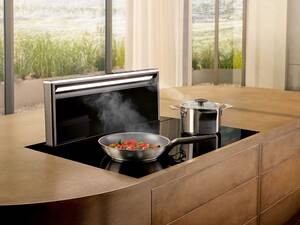 Zur IFA-Technologiemesse in Berlin präsentiert Miele die neuen «Downdraft-Dunstabzüge», die – wie ihr Name bereits verrät – bei Nichtgebrauch in der Arbeitsplatte verschwinden. Bei Gebrauch zeigen sie eine leistungsstarke Luftreinigung, die von einem innovativen Lichtkonzept ergänzt wird. Miele AG.