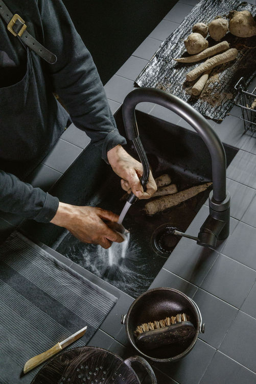 Der Kochendwasser-Hahn Quooker «Flex» mit schwarzem Finish überzeugt mit ausziehbarem Zugauslauf. Sobald dieser benutzt wird, sorgt der Kochendwasser-Stopp für Sicherheit. Quooker Schweiz AG.