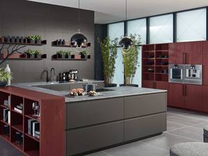 Karminrot trifft auf Grau. Die grifflose und geradlinige Küche «Y-Line» sieht nicht nur elegant aus, sondern ist zudem praktisch: Sie verfügt über eine ergonomische Höhe und eine maximale Stauraumkapazität. Hans Eisenring.