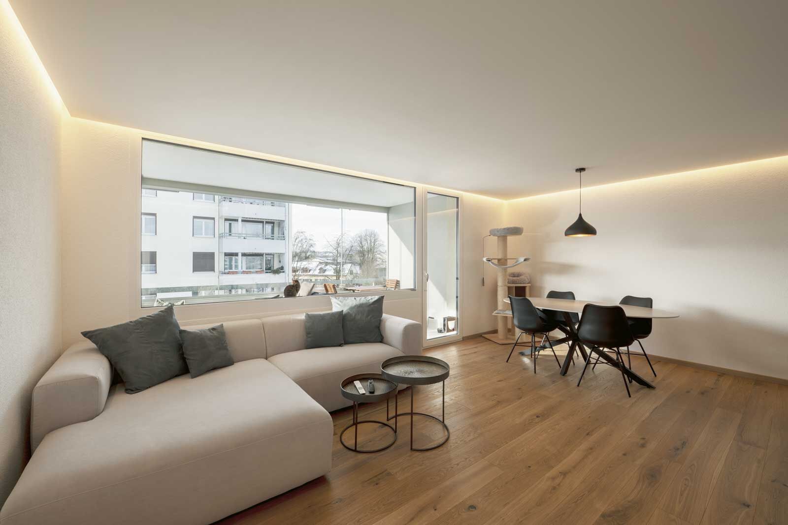 Nachher: Ein LED-Lichtband an der Decke dient im Wohnzimmer als indirekte Beleuchtung und sorgt für eine luftige Atmosphäre.