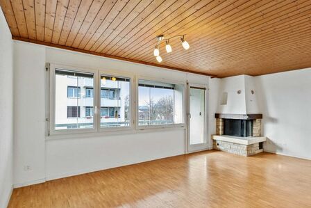 Vorher: Die Holzverkleidung an der Decke lässt den Raum niedriger erscheinen.