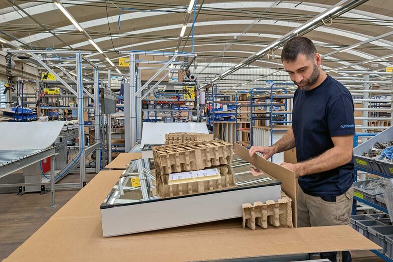 Eine sorgfältige und hochwertige Verpackung ist essenziell für die Lagerung, den Schutz und den Transport. Sie besteht aus recyceltem Karton sowie Faserguss – einem umweltfreundlichen Verpackungsmaterial – und ist passend auf die Produkte konzipiert.