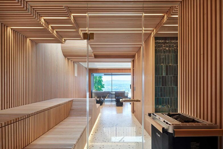 In einem renovierten Wohnhaus entstand dieser private Wellnessbereich. Holzlamellen, rahmenlose Glasflächen und handgefertigte Fliesen erzeugen ein ruhiges, gehobenes Gesamtbild. Die Sauna «Profi» fügt sich nahtlos in den Raum ein, während das Massivdampfbad durch die Fliesen einen farblichen Akzent setzt. Klafs AG, www.klafs.ch