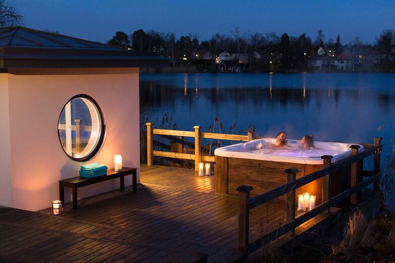 Mit einem Whirlpool kann man auch an kalten Abenden draussen entspannen. Empfehlenswert sind eine umfassende Beratung und das Probeliegen verschiedener Modelle. Der Showroom von Badewell ist in Sursee und bietet eine grosse Auswahl. Badewell AG, www.badewell.ch