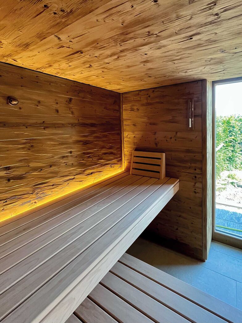 Diese Sauna bietet mit ihrem gemütlichen, rustikalen Holz und der indirekten Beleuchtung ein besonderes Ambiente, das gerade auch in der kälteren Jahreszeit schön zur Geltung kommt. Alle Kabinen werden von Fitpa in der Schweiz auf Mass gefertigt und lassen sich individuell anpassen. Fitpa AG, fitpa.ch