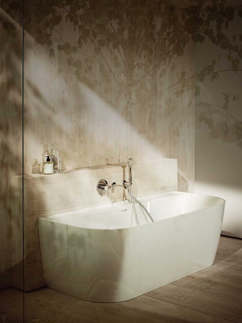 Die Badewanne der Kollektion «Meda» besteht aus dem Verbundwerkstoff Marbond. Dieser fühlt sich angenehm warm an, dämpft das Geräusch beim Wassereinlassen und sorgt mit ergonomisch geformten Rückenschrägen für entspanntes Baden. Dazu ist die Oberfläche kratz- und stossfest, antibakteriell und pflegeleicht. Laufen AG, www.laufen.ch