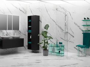 Die Showerstation «Vivid» ist in zwei Ausführungen erhältlich, wobei die Grösse der Regen- und Handbrausen, zusätzliche Strahlarten bei den Handbrausen sowie Ablagefläche den Unterschied ausmachen. Keramik Laufen AG.