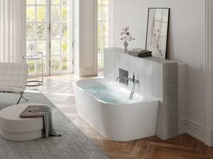 Die Badewanne «Sella Shape Front» – wahlweise mit Whirlfunktion – ist eine platzsparende Einbauvariante für die Wand. Die ergonomische, fliessende Form des Innenkörpers und die konische Aussenform verleihen ihr Leichtigkeit. Wilhelm Schmidlin AG.