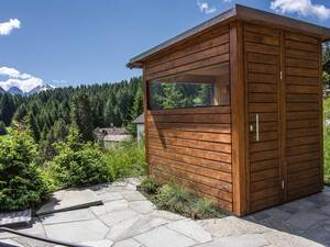 Wenn im Haus kein Platz mehr ist, ist die Aussensauna eine gelungene Alternative. Da jede Sauna der Fitness-Partner AG ein Unikat ist, kann sie jeder Gegebenheit angepasst werden. Fitness-Partner AG.